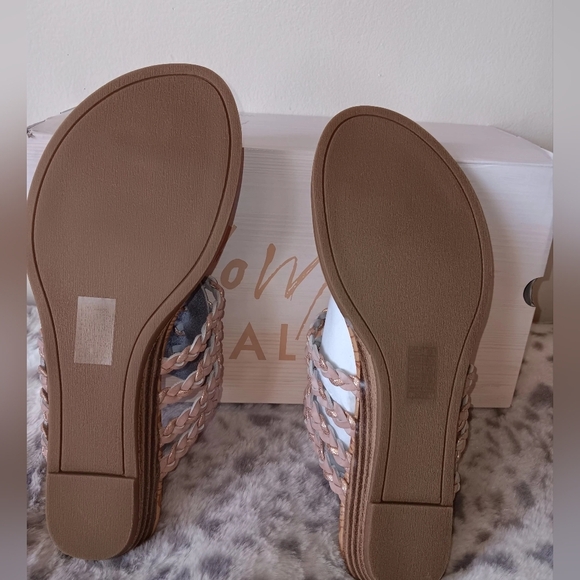 Blowfish Malibu Beeman style sandals.  Lotuspisa and rose gold color. Size 9 M. - Picture 5 of 5